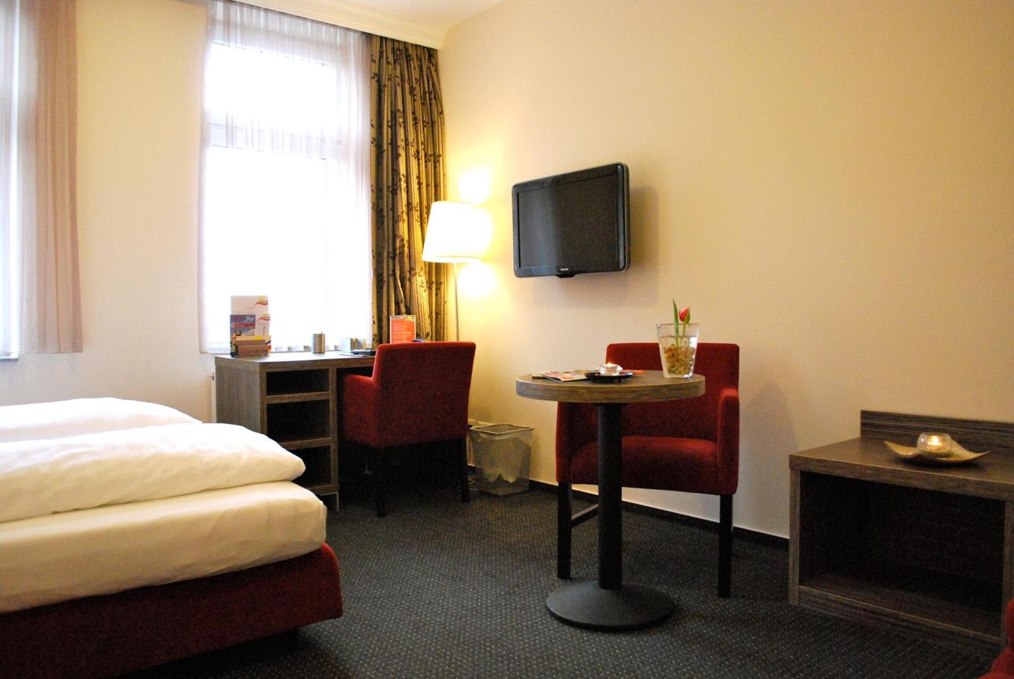 Hotel Dietrichsdorfer Hof Киль Экстерьер фото